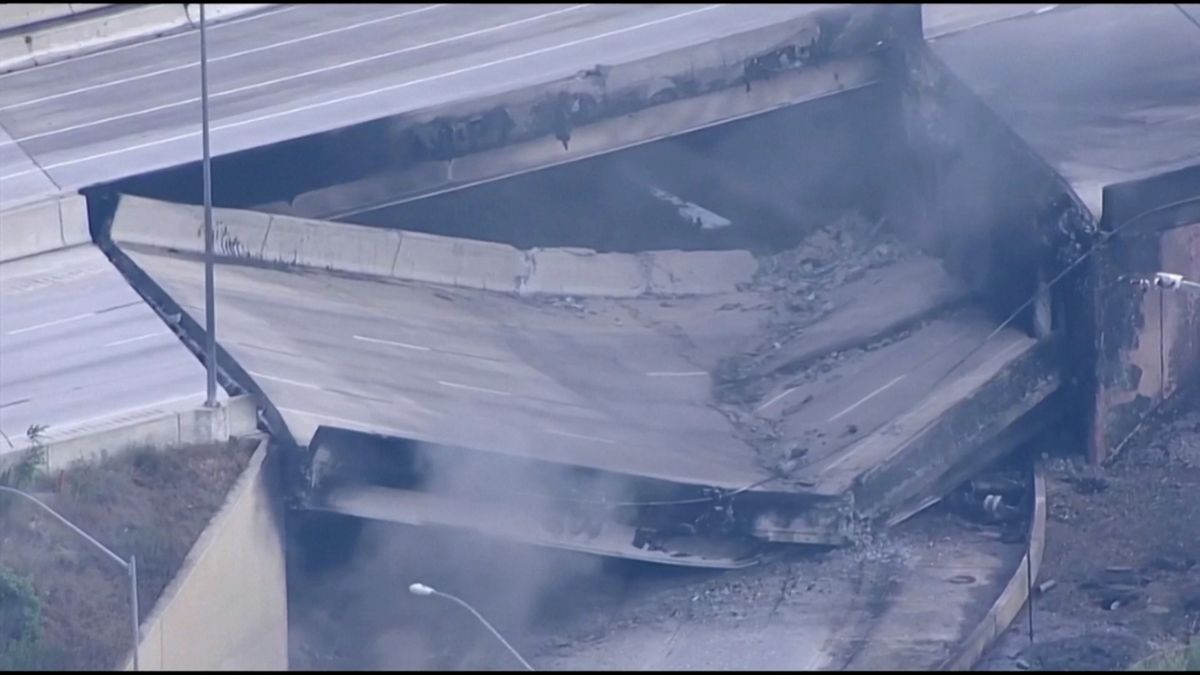 Ve Filadelfii se zřítil kus dálnice. Vzplála pod ní cisterna